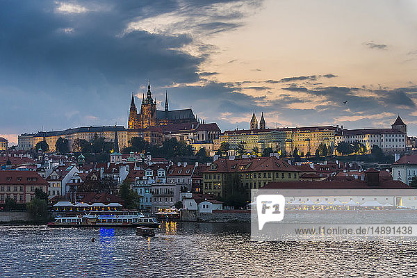 Tschechische Republik  Prag  Prager Burg nach Sonnenuntergang