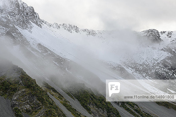 Niedrige Wolken über den Bergen im Mount Cook National Park  Neuseeland