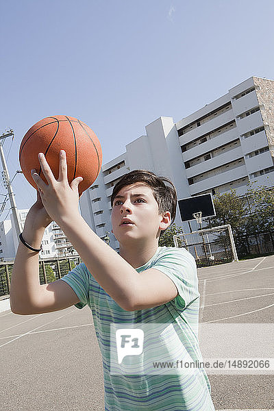 Jugendlicher hält Basketball