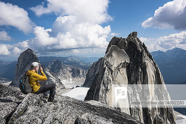 Mann fotografiert einen Berg im Bugaboo Provincial Park  British Columbia  Kanada