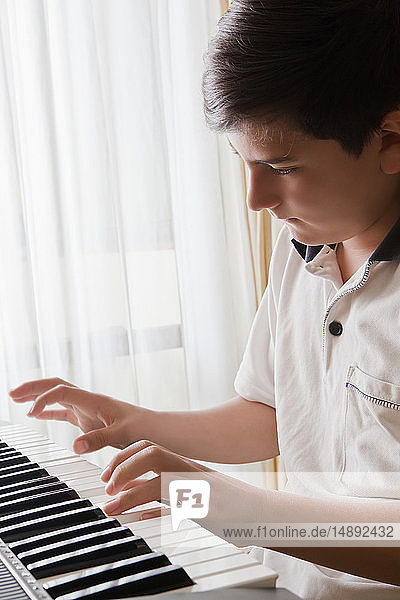 Jugendlicher spielt Klavier