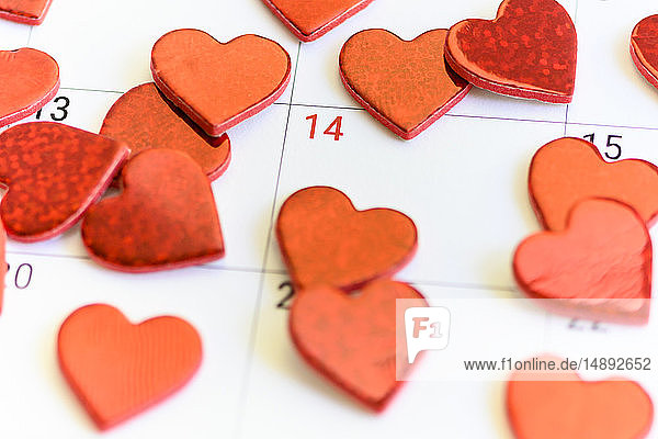 Rote Herzen auf Valentinstag-Box auf Kalender