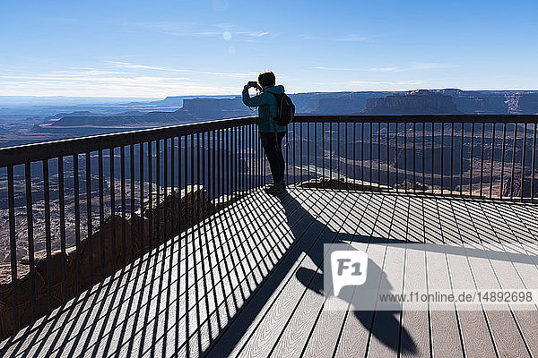 Frau beim Fotografieren auf dem Beobachtungspunkt im Dead Horse Point State Park in Utah  USA