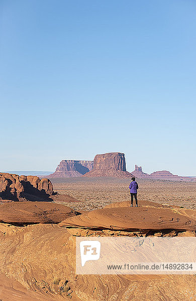 Reife Frau in Monument Valley  Arizona  USA
