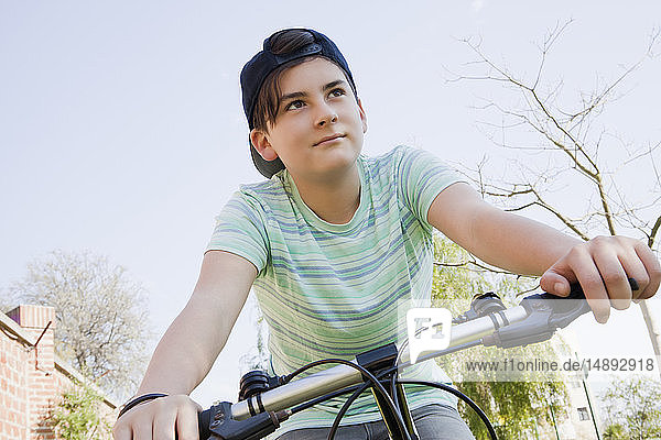 Jugendlicher auf dem Fahrrad im Park