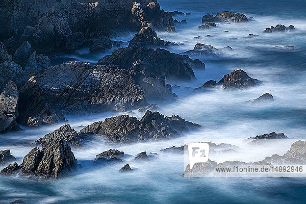 Langzeitbelichtungsaufnahme von Felsen im Meer bei Carmel-by-the-Sea  Kalifornien  USA