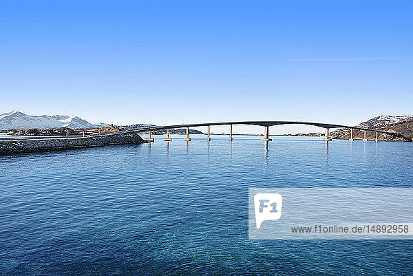 Brücke zwischen Inseln in Tromso  Norwegen