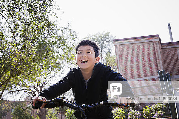 Junge fährt Fahrrad im Park