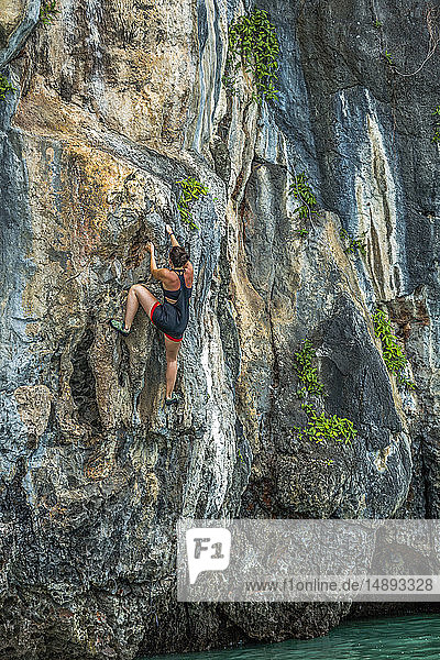 Frau beim Klettern in Phuket  Thailand