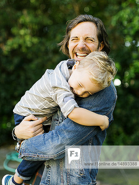 Lächelnder Vater hält seinen Sohn
