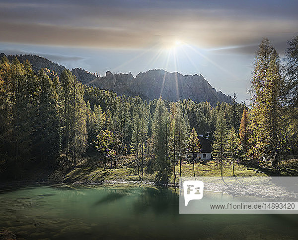 See und Pinienwald bei Sonnenaufgang in den Dolomiten  Südtirol  Italien
