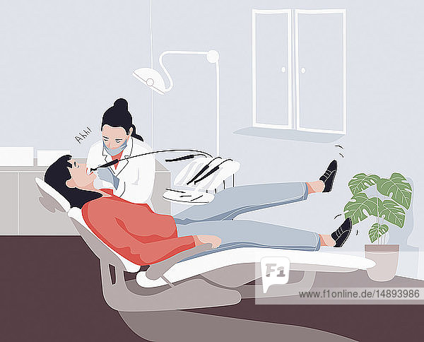 Angespannte Frau im Zahnarztstuhl