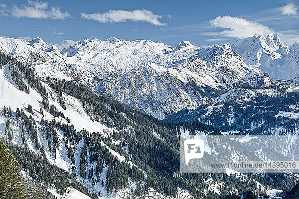 Österreich  Biosphärenpark Großes Walsertal  Lechquellengebirge  das Tal und die Nordtiroler Kalkalpen mit dem Gipfel der Roten Wand (2.704 m) vom Hahnenkopfle (1780 m)