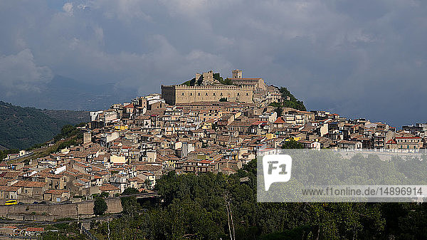 Italien  Sizilien  Schloss und Dorf Montalbano Elicona