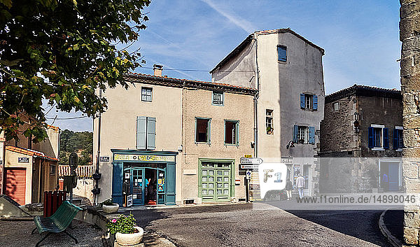 Montolieu  bekannt als Village Book mit 15 alten und neuen Buchhandlungen und dem Museum für Kunsthandwerk und Buch  aber seine Geschichte ist viel älter. Aude  Languedoc Roussillon  Frankreich  das Dorf Platz
