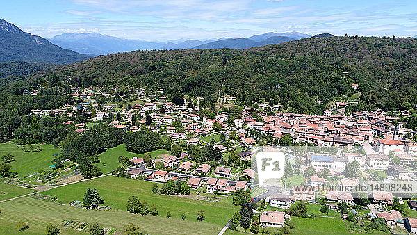 Italien  Lombardei  Dorf Brinzio und Alpen