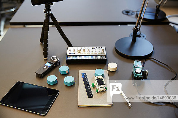 Hochwinkelansicht verschiedener Technologien auf dem Schreibtisch im Büro