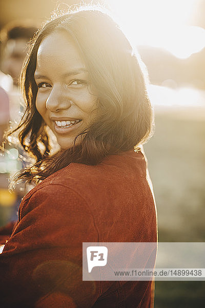 Nahaufnahme-Porträt einer lächelnden jungen Frau an einem sonnigen Tag