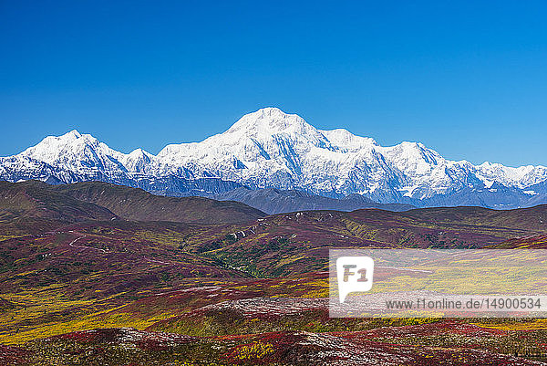 Denali National Park and Preserve von Peters Hills aus gesehen mit dem 20320' hohen Mount Denali  offiziell bekannt als Mount McKinley  und der Alaska Range; Alaska  Vereinigte Staaten von Amerika