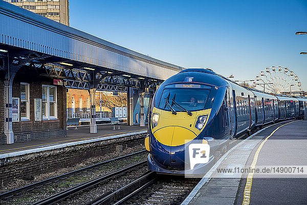 Zug bei der Ankunft im Bahnhof; Margate  Kent  England