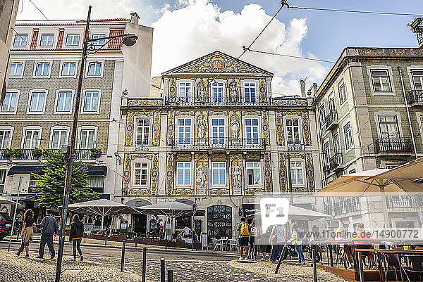 Fußgänger und Innenhöfe auf einem Stadtplatz  Bairro Alto  Lissabon; Lissabon  Portugal
