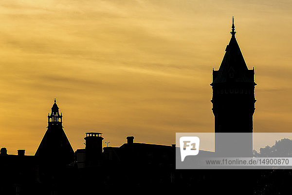 Silhouette von Gebäudetürmen mit bunten goldenen Sonnenuntergang Himmel und Wolken; Luxemburg-Stadt  Luxemburg