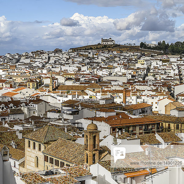 Die Stadt Antequera mit einer Kirche auf einer Bergkuppe in der Ferne; Antequera  Malaga  Spanien