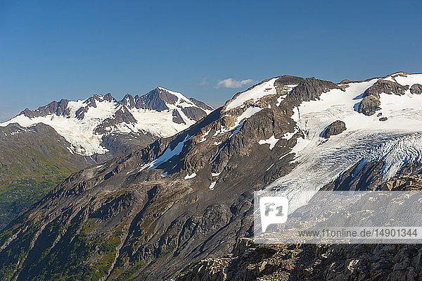 Der Harding Icefield Trail mit den Kenai Mountains und einem unbenannten Hängegletscher im Hintergrund  Kenai Fjords National Park  Kenai Peninsula  Süd-Zentral-Alaska; Alaska  Vereinigte Staaten von Amerika