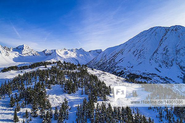 Eine Wolkenlandschaft  die sich über Kickstep und Tincan Peaks im Hinterland des Turnagain Passes in Süd-Zentral-Alaska an einem sonnigen Wintertag bildet; Seward  Alaska  Vereinigte Staaten von Amerika