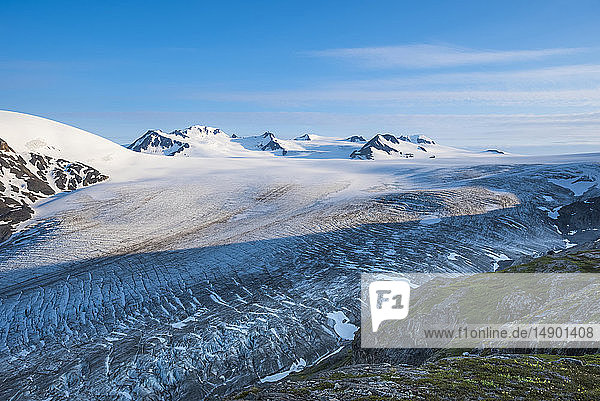 Der wunderschöne Harding Icefield Trail im Kenai Fjords National Park mit einem Hängegletscher im Hintergrund; Alaska  Vereinigte Staaten von Amerika