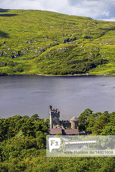 Glenveagh Castle und Lough Veagh im Glenveagh National Park; Grafschaft Donegal  Irland