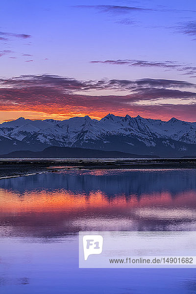 Eagle River und Eagle Beach während eines farbenprächtigen Sonnenuntergangs und Chilkat Mountains; Juneau  Alaska  Vereinigte Staaten von Amerika