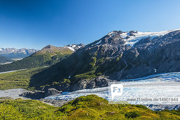 Kenai Fjords National Park vom Harding Icefield Trail aus gesehen mit dem Exit Glacier im Hintergrund an einem sonnigen Sommertag; Alaska  Vereinigte Staaten von Amerika