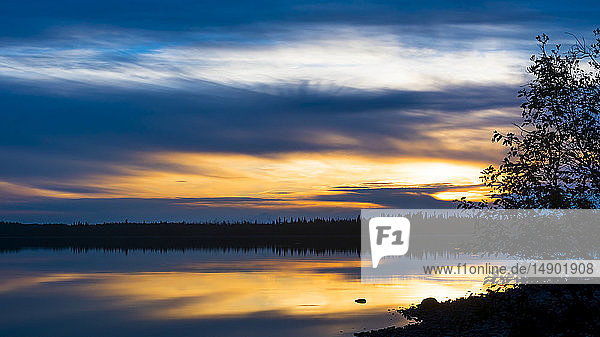 Ein sommerlicher Sonnenuntergang am Skilak Lake auf der Kenai-Halbinsel in Süd-Zentral-Alaska; Alaska  Vereinigte Staaten von Amerika