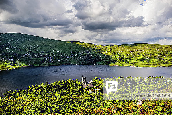 Glenveagh Castle und Lough Veagh im Glenveagh National Park; Grafschaft Donegal  Irland