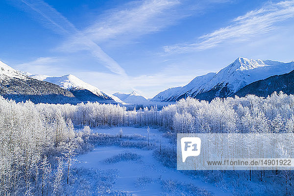 Winterlandschaft mit Berggipfeln und Tal in Alaska,  Portage Valley in Süd-Zentral-Alaska; Anchorage,  Alaska,  Vereinigte Staaten von Amerika