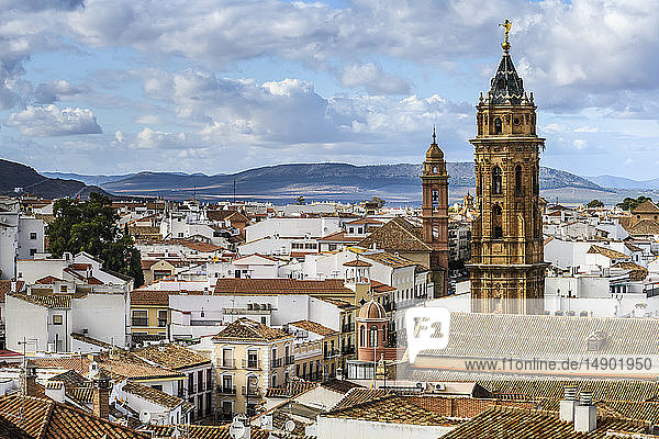 Die Stadt Antequera mit Kirchtürmen in der Silhouette; Antequera  Malaga  Spanien