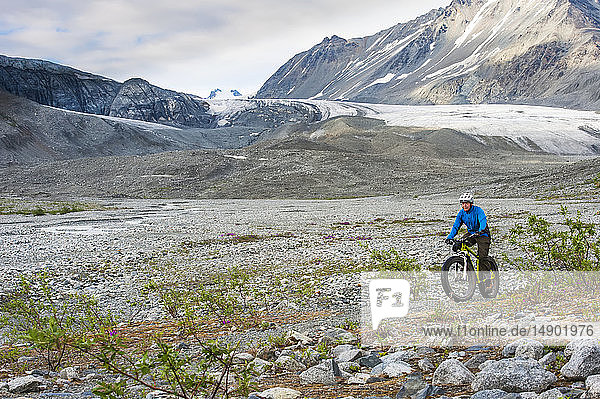 Ein Mann fährt mit seinem Fatbike im Gulkana Glacier Valley; Alaska  Vereinigte Staaten von Amerika