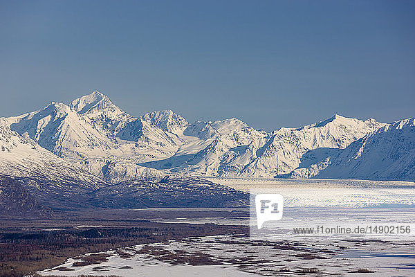 Teleaufnahme der schneebedeckten Chugach-Berge  die den Knik-Gletscher umgeben  Süd-Zentral-Alaska; Palmer  Alaska  Vereinigte Staaten von Amerika