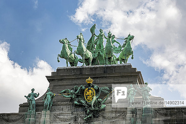 Bronzestatue eines Streitwagens und eines Reiters mit anderen Bronzestatuen auf einem Monument mit blauem Himmel und Wolken; Brüssel  Belgien