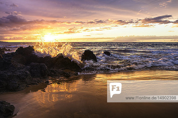 Die Sonne geht mit einem Plätschern des Meeres unter; Makena  Maui  Hawaii  Vereinigte Staaten von Amerika