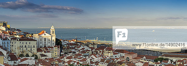 Blick auf die Kirche Saint Stephen und die Stadt Alfama  Portugal; Alfama  Lisboa  Portugal