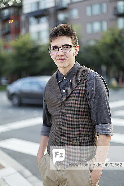 Porträt eines jungen Mannes  der formelle Kleidung trägt und an einer städtischen Straße steht; Bothell  Washington  Vereinigte Staaten von Amerika