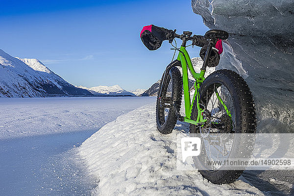 Grünes Fatbike 907 Whiteout auf einem riesigen Eisberg im Winter am Portage Lake  Chugach National Forest; Portage  Alaska  Vereinigte Staaten von Amerika