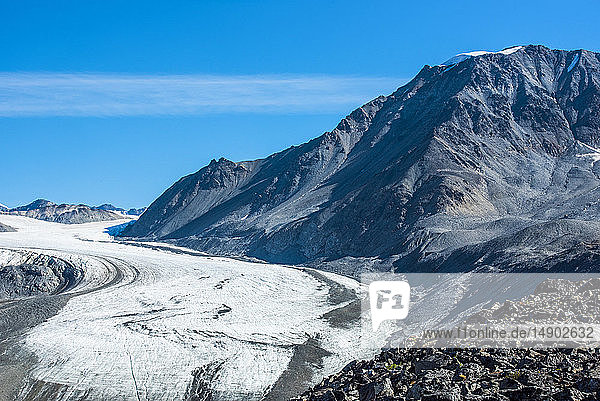 Gulkana Glacier Valley in der Eastern Alaska Range in Süd-Zentral-Alaska an einem sonnigen Sommernachmittag; Alaska  Vereinigte Staaten von Amerika