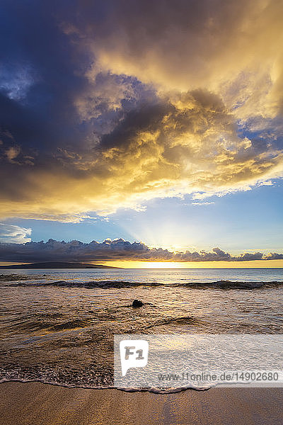 Dramatische Wolken bei Sonnenuntergang am Strand; Makena  Maui  Hawaii  Vereinigte Staaten von Amerika
