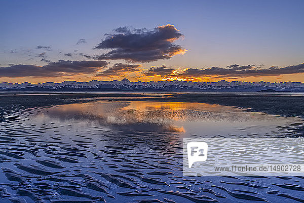Gezeitenwatt bei Ebbe und Sonnenuntergang mit den Chilkat Mountains in der Ferne  Eagle Beach State Recreation Area  in der Nähe von Juneau; Alaska  Vereinigte Staaten von Amerika