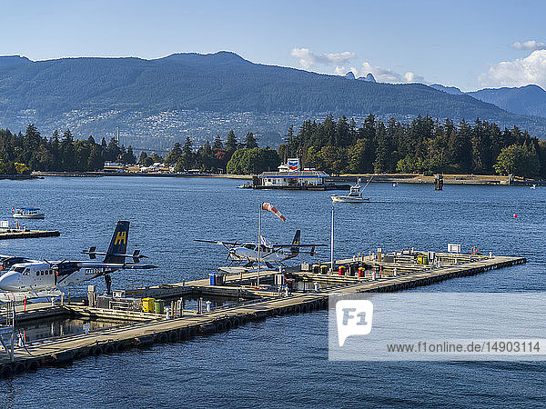 Entlang eines Docks in einem Hafen an der Küste geparkte Wasserflugzeuge; Vancouver  British Columbia  Kanada