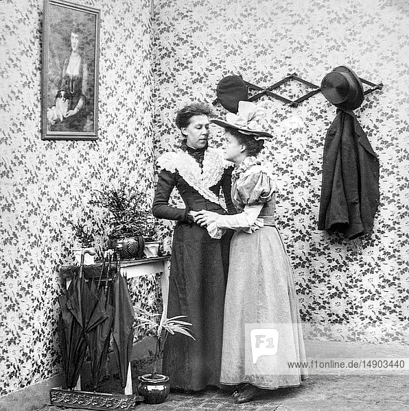 Diapositiv mit Laterna Magica um 1900.Viktorianisch.Sozialgeschichte. Bild aus einer Dia-Präsentation mit dem Titel In His step oder In jesus Name.