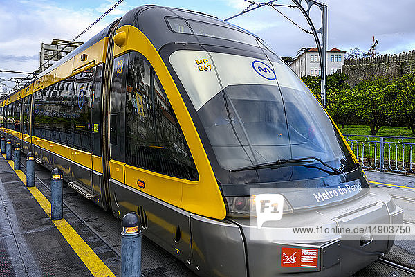 Personenwagen eines Transitzuges auf der Dom-Luis-I-Brücke  dem Wahrzeichen von Porto; Porto  Portugal